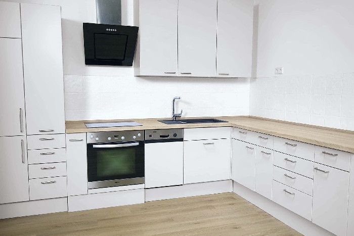 weiße Küche mit Arbeitsplatte aus Holz